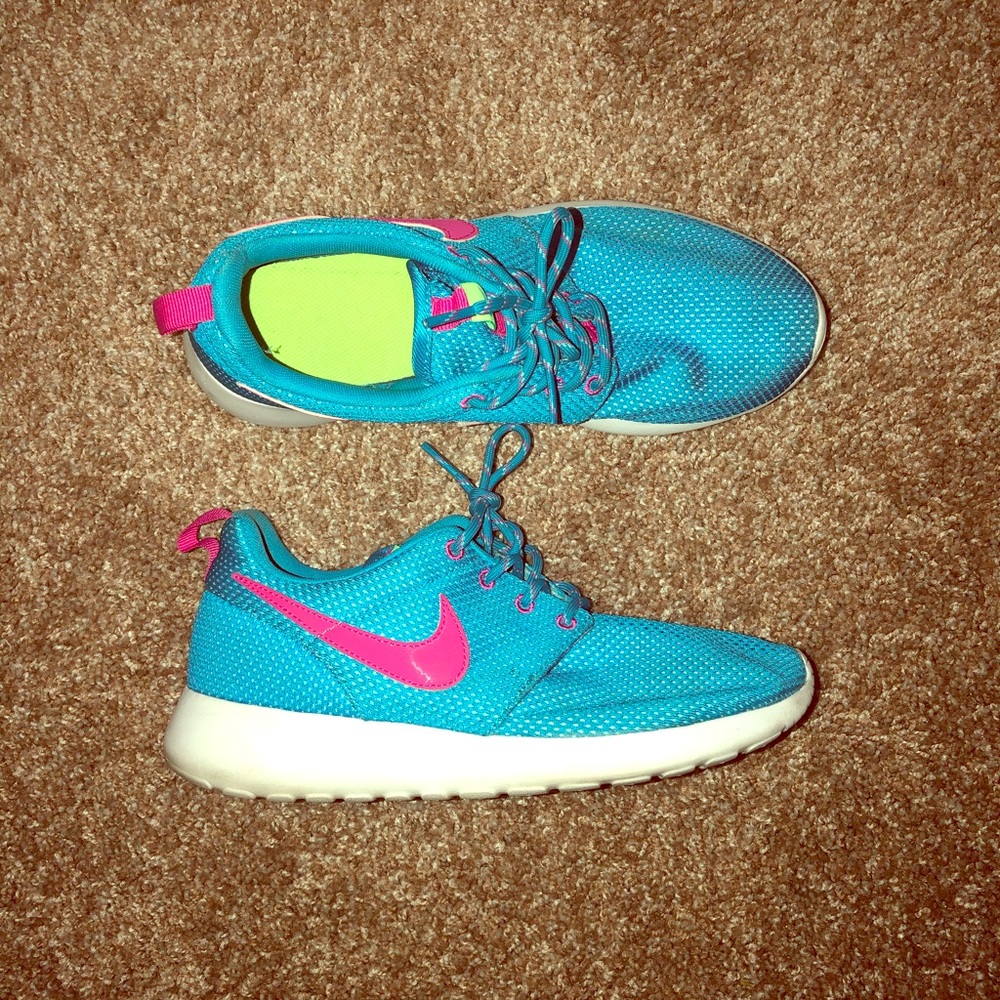 Kid’s/Women’s Nike Roshe Run✔️